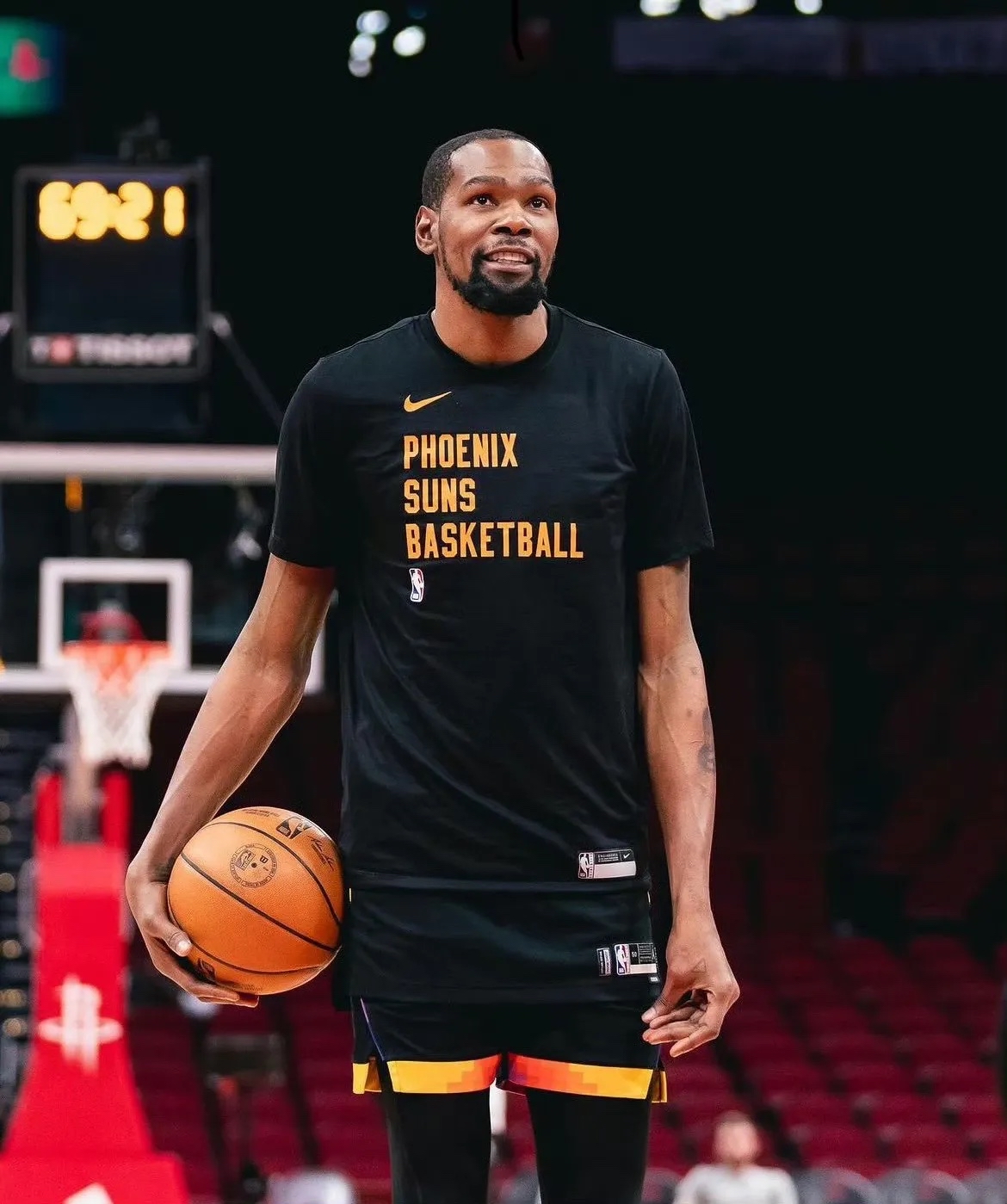 问鼎-关于杜兰特重返赛场，重返赛场首场状态出色，TL观众沸腾！上演精彩一战的信息