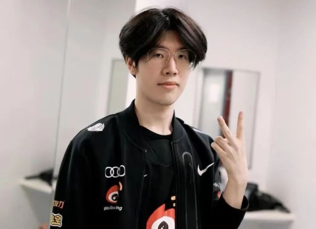 问鼎-包含TheShy迎来十二赛季高光表现，西班牙队球迷沸腾！的词条